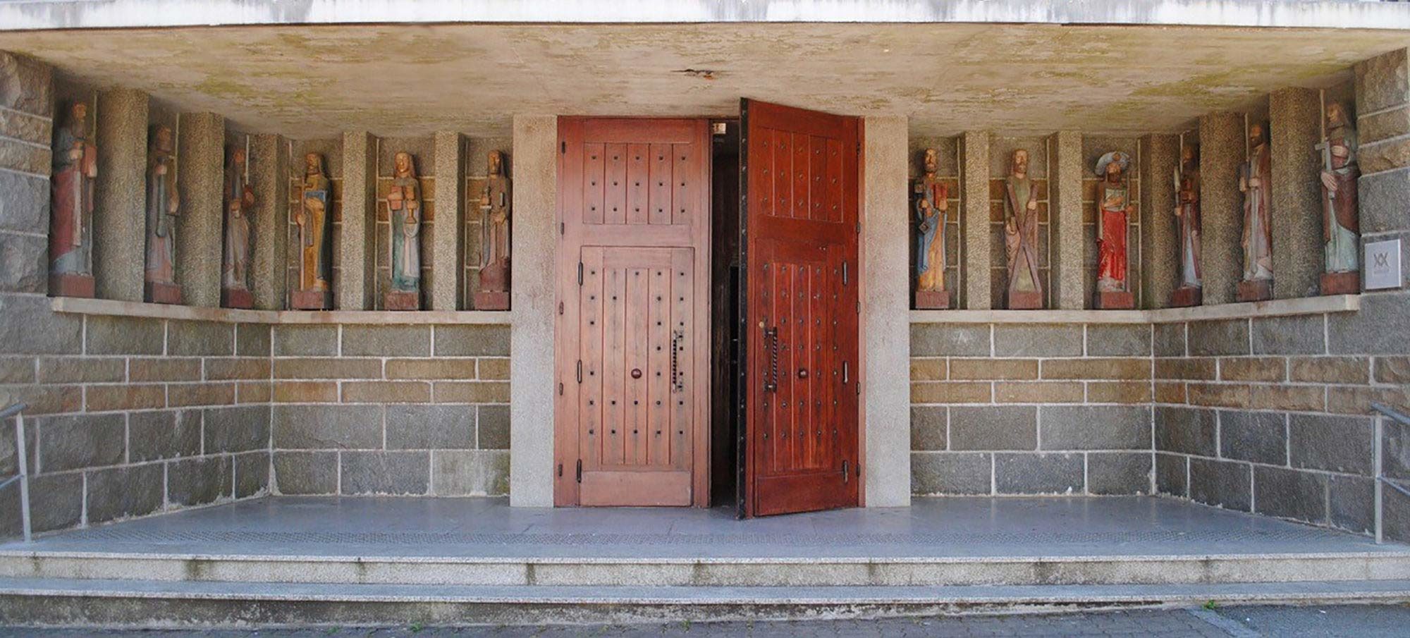 L'entrée de l'église de Kervignac